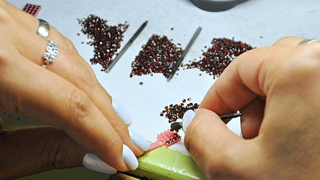 Turnovsk� v�robce �perk� Gran�t nech� nahl�dnout ve�ejnost do d�len, kde pod rukama design�r�, �perka�� a brusi�� vznikaj� bezkonkuren�n� �perky z �esk�ho gran�tu.