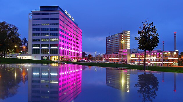 K akci Rov jen, kter pipomn boj s rakovinou prsu, se znovu pipojil tak Obchodn dm Zln a Komplexn onkologick centrum Baovy nemocnice ve Zln.