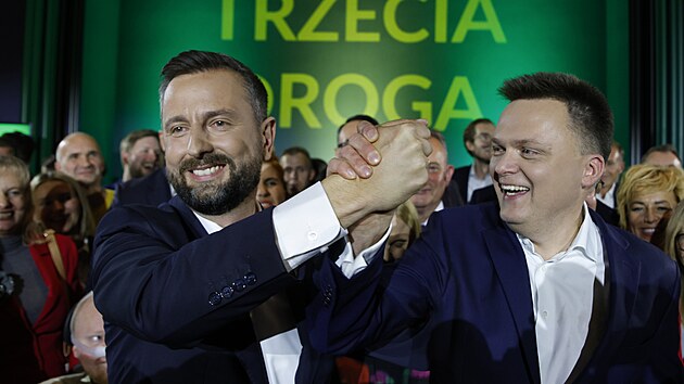 Ldi polsk strany Tet cesta Wadysaw Marcin Kosiniak-Kamysz a Szymon Holownia reaguj triumfln na odhady vsledk voleb, podle kterch m opozice anci sestavit vldu. (15. jna 2023)