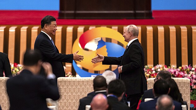 Putin se v Pekingu seel s nskm prezidentem Si in-pchingem. (18. jna 2023)