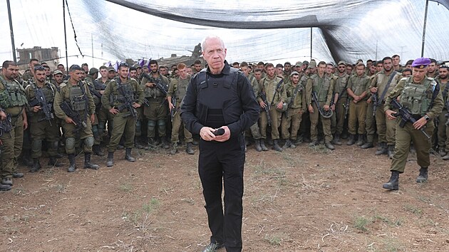 Izraelsk ministr obrany Joav Galant na nvtv vojk shromdnch u Psma Gazy. (19. jna 2023)