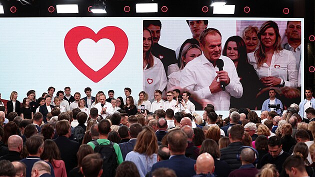 Bval premir a souasn pedseda opozin polsk strany Obansk koalice Donald Tusk reaguje triumfln na odhady vsledk voleb, podle kterch m anci sestavit vldu. (15. jna 2023)