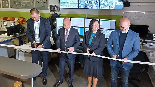 Symbolick�ho st��h�n� p�sky se ve vel�n� tepl�rny z��astnili zleva ��f bud�jovick� tepl�rny V�clav Kr�l, gener�ln� �editel �EZ Daniel Bene�, prim�torka Dagmar �kodov� Parmov� a hejtman Martin Kuba.