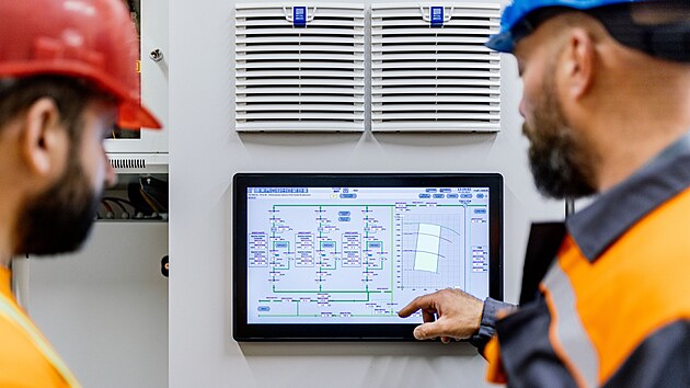 Technici kontruj� parametry v �erpac� stanici Obora.