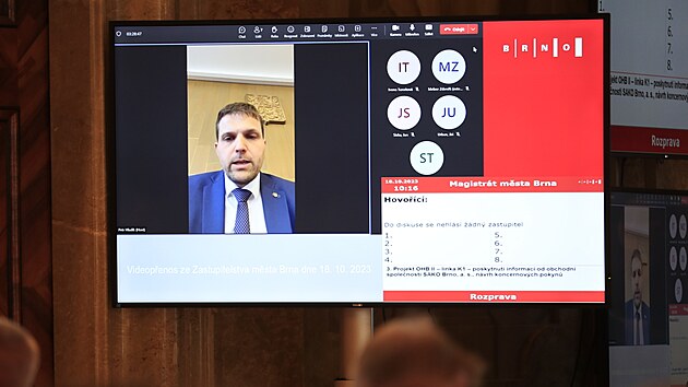 Na mimo��dn�m zased�n� brn�nsk�ho zastupitelstva se �e�ilo, zda m�sto bude pokra�ovat ve �ty�miliardov� zak�zce na nov� kotel ve zdej�� spalovn�. Na sn�mku zastupitel a ministr �ivotn�ho prost�ed� Petr Hlad�k (KDU-�SL).