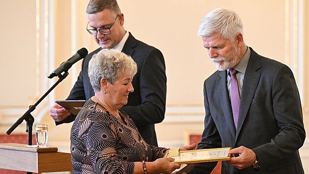 Prezident Petr Pavel pedv Zlat zchransk k Stanislav Havlkov na slavnostnm ceremonilu 24. ronku Zlatho zchranskho ke (10.  jna 2023)