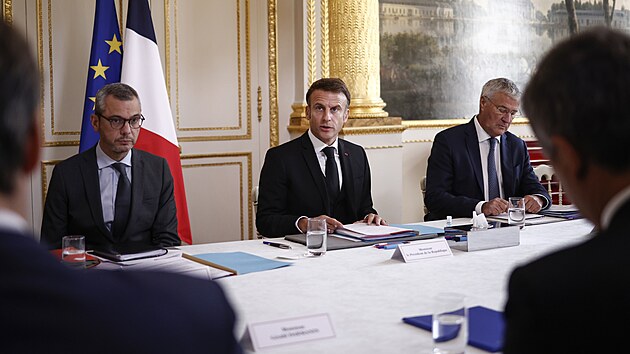 Francouzsk prezident Emmanuel Macron (uprosted) pedsed bezpenostn schzce v Elysejskm palci v Pai. (16. jna 2023)