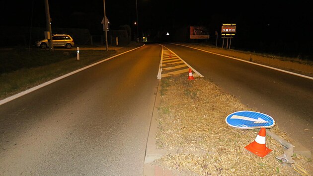 Po nehod� v Choustn�kov� Hradi�ti z�stalo na silnici pr�zdn� auto, �idi� utekl. (8. 10. 2023)