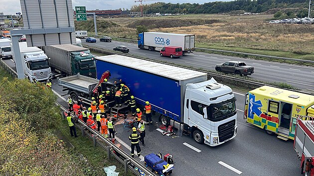 Dlnici D1 u Prhonic v ter odpoledne uzavela nehoda t nkladnch aut a jednoho osobnho. (10. jna 2023)