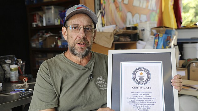 Ed Currie dr certifikt, kter potvrzuje, e jeho nov odrda paprik Pepper X je podle Guinnessovy knihy rekord nejplivj na svt. (10. ijna 2023)