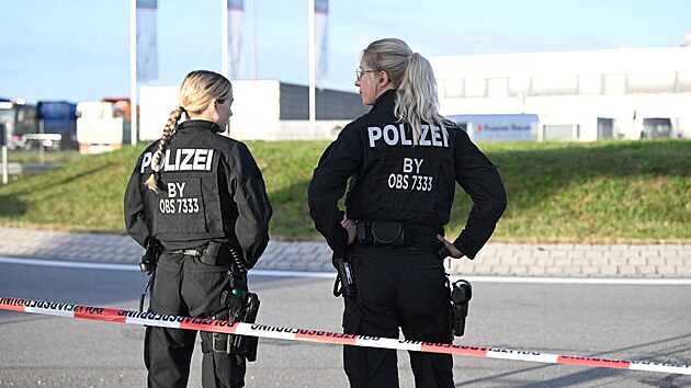 Zchrani a policie zasahuj na mst nehody na dlnici v Bavorsku na jihu Nmecka, kter si vydala sedm ivot. (13. ijna 2023)