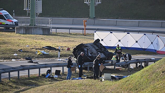 Zchrani a policie zasahuj na mst nehody na dlnici v Bavorsku na jihu Nmecka, kter si vydala sedm ivot. (13. ijna 2023)