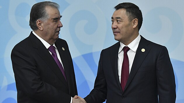 Kyrgyzsk prezident Sadyr Daparov (vpravo) zdrav prezidenta Tdikistnu Emomaliho Rahmona bhem uvtacho ceremonilu pro fy delegac Spoleenstv nezvislch stt v kyrgyzskm Bikeku.(13. jna 2023)