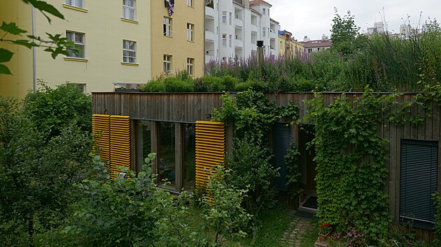 Za p�r let st�echa i fas�da domu t�m�� zarostly zelen�. dokonal� mimikry upros�ed vnitrobloku. 