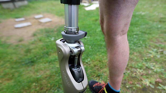 Ji�� Hos se po �ad� operac� op�t u�� chodit s pomoc� speci�ln� prot�zy.