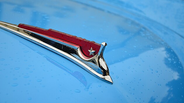 V�stava autoveter�n� p�ed kyn�vartsk�m z�mkem. Kremelsk� v� a rud� z�stava s hv�zdou. Znak Moskvi�e z kapoty vystaven�ho vozu.