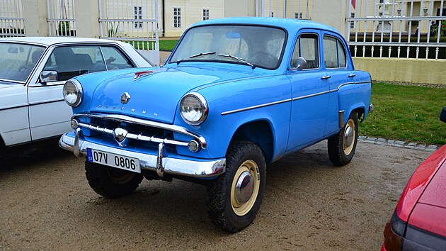 V�stava autoveter�n� p�ed kyn�vartsk�m z�mkem. Svou v��kou podvozku upoutal v�echny n�v�t�vn�ky akce Moskvi� 410 z roku 1958. Bylo to tehdej�� �es�ve�ko�.