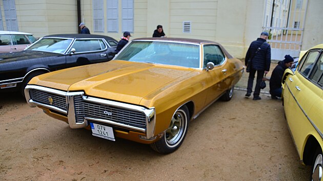 V�stava autoveter�n� p�ed kyn�vartsk�m z�mkem. Prvn� z trojice vystaven�ch �amerik�. Pontiac GP