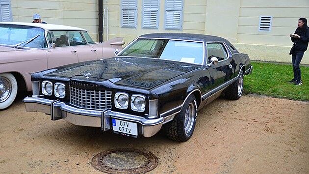 V�stava autoveter�n� p�ed kyn�vartsk�m z�mkem. Nep�ehl�dnuteln� Ford Thunderbird VI. Generace s motorem o obsahu 7 542 ccm, rok v�roby 1975 s automatickou p�evodovkou.