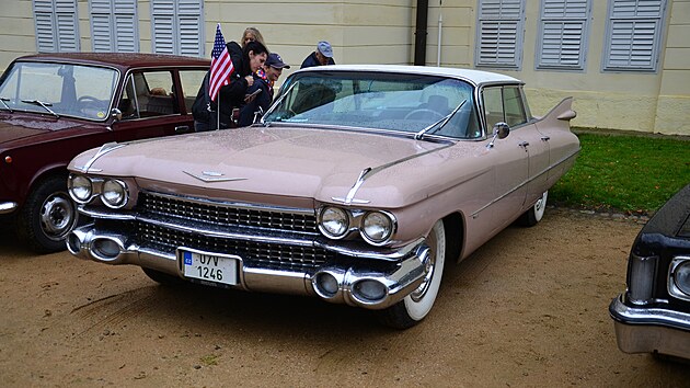 V�stava autoveter�n� p�ed kyn�vartsk�m z�mkem. Luxus v pod�n� americk�ho Cadillacu, typ de Ville Series 62, osmiv�lec 6 384 ccm, rok v�roby 1959 a spot�eba 20 litr� na 100 kilometr�.