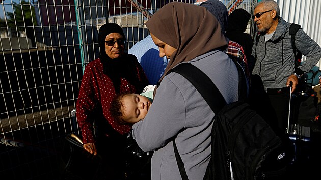 Palestinci čekají na hraničním přechodu v Rafáhu na přechod do Egypta. (16. října 2023)