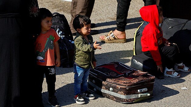 Palestinci čekají na hraničním přechodu v Rafáhu na přechod do Egypta. (16. října 2023)