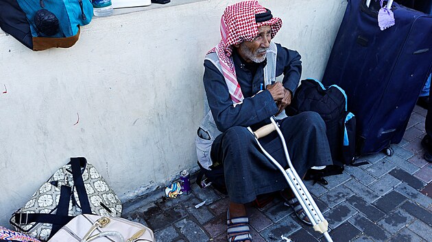 Palestinci ekaj na hraninm pechodu v Rafhu na pechod do Egypta. (16. jna 2023)