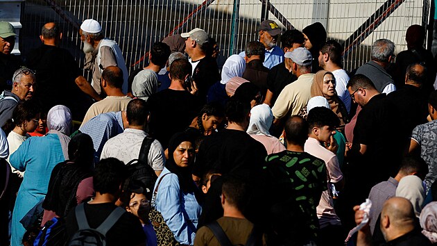 Palestinci ekaj na hraninm pechodu v Rafhu na pechod do Egypta. (16. jna 2023)