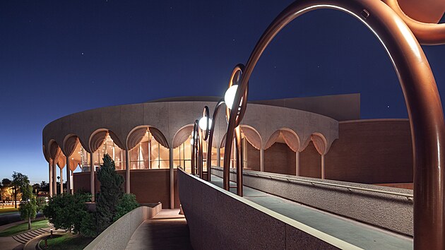 Fotografie zachycujc umleck centrum Grady Gammage americkho architekta Franka Lloyda Wrighta.