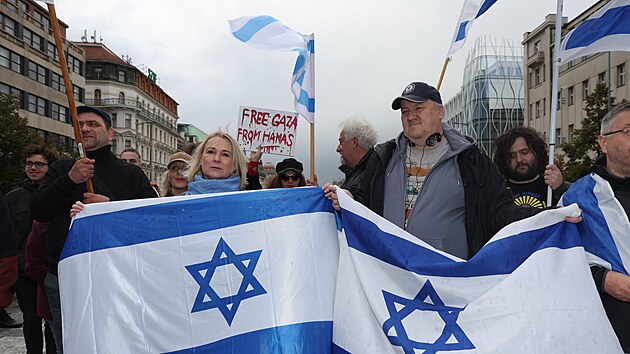 Ministryn obrany Jana ernochov s izraelskou vlajkou na praskm Vclavskm nmst, kde probh demonstrace kritizujc toky Izraele na Psmo Gazy v reakci na tok ozbrojenc z radiklnho hnut Hams. (15. jna 2023)