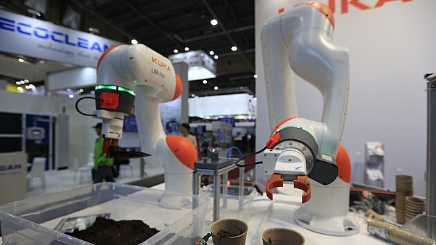 Kolaborativn� roboti n�meck� spole�nosti Kuka dok�ou pracovat s �lov�kem. V...