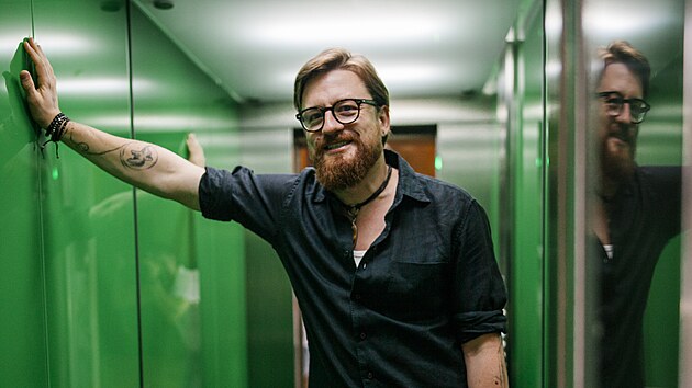 � Z p�vodn� jazzov�ho varhan�ka hraj�c�ho t�m�� v�lu�n� na nestandardn� n�stroj...