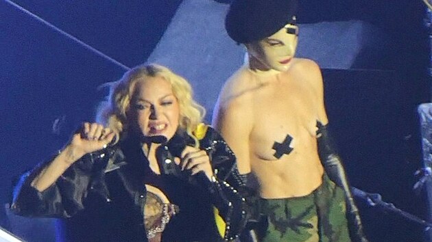 Madonna na prvnm koncertu svho turn vystoupila s ukrajinskou vlajkou.