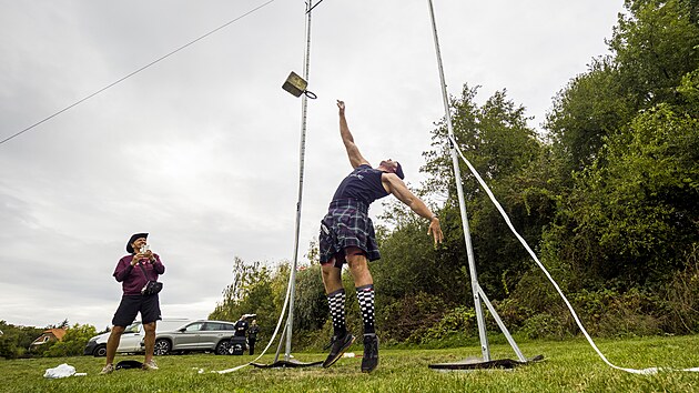 �valy, skotsk� hry (highland games), mistrovstv� �esk� republiky 2023. Vladislav Tul��ek p�i hodu z�va��m do v��ky.