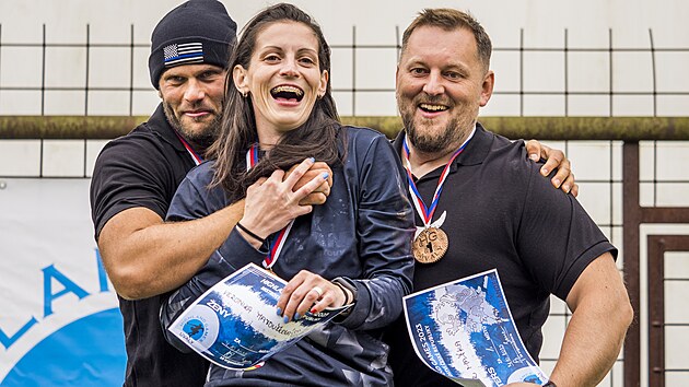 �valy, skotsk� hry (highland games), mistrovstv� �esk� republiky 2023. Zleva zlat� mu� Vladislav Tul��ek, zlat� �ena Veronika Matou�kov� a zlat� veter�n Libor Ma�ka.