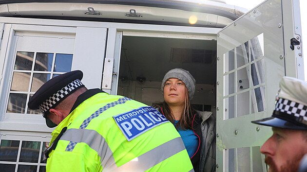 Londnsk policie zadrela klimatickou aktivistku Gretu Thunbergovou, kter se v britsk metropoli zapojila do demonstrace proti velkm ropnm firmm. (17. jna 2023)