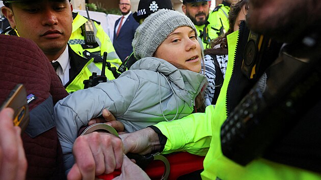 Londnsk policie zadrela klimatickou aktivistku Gretu Thunbergovou, kter se v britsk metropoli zapojila do demonstrace proti velkm ropnm firmm. (17. jna 2023)