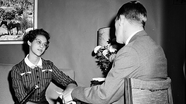 Dorothy Countsov pi rozhovoru s Rogerem Muddem, zpravodajem WTOP-TV ve Washingtonu (15. z 1957)