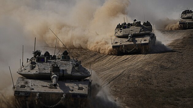 Izraelsk tanky m k hranici s Psmem Gazy. (13. jna 2023)