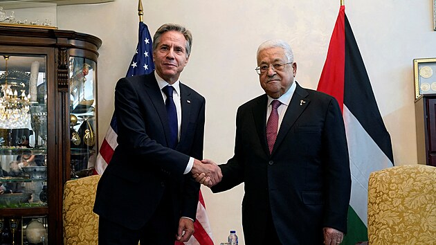 f palestinsk autonomie Mahmd Abbs (vpravo) pi setkn s americkm ministrem zahrani Antonym Blinkenem (vlevo) v Jordnsku (13. jna 2023)