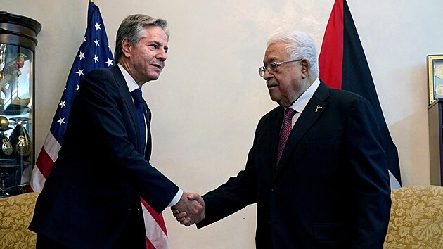 f palestinsk autonomie Mahmd Abbs (vpravo) pi setkn s americkm ministrem zahrani Antonym Blinkenem (vlevo) v Jordnsku (13. jna 2023)