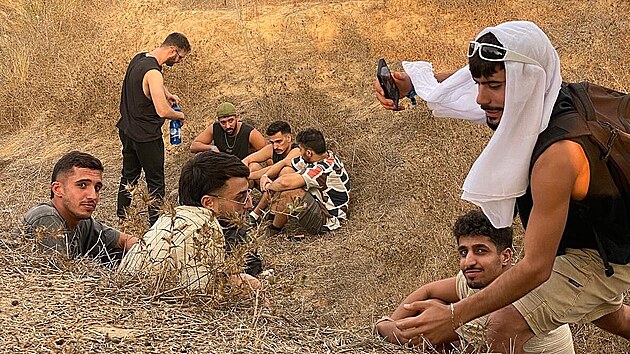 Ilai (druhý zprava) s páteli, schovávající se ped raketami z Gazy pi prvním...