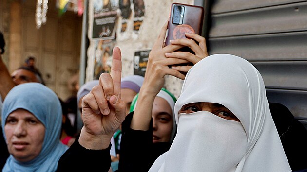 Palestinci bhem protestu ve mst Nblus po izraelskch tocch. (13.jna 2023)