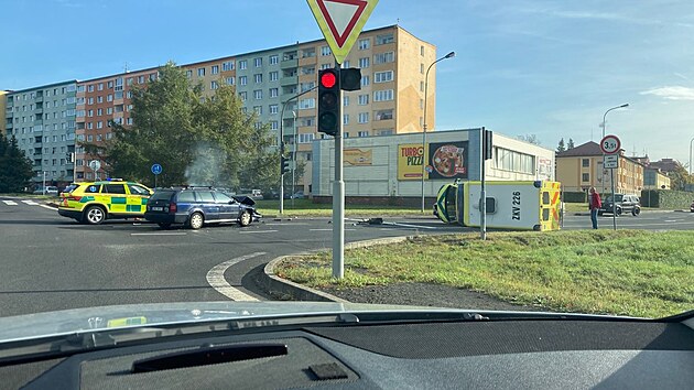 Sanitka pevejc pacienta z vyeten skonila po srce s jinm autem na boku. (11.10.2023)