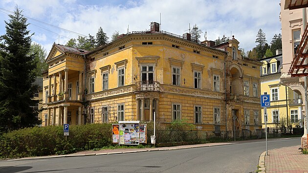 Opu�t�n� d�m Ko�evoj v T�eb�zsk�ho ulici nedaleko mari�nskol�ze�k�ho divadla. (06.05.2023)