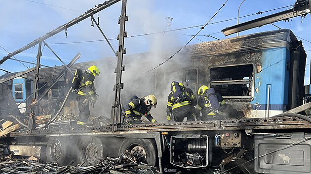 Na elezninm pejezdu v Olomouci narazil osobn vlak do kamionu, pi nslednm poru shoelo i pobl stojc osobn auto. (17. jna 2023)