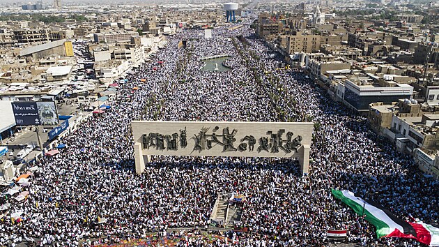 V Bagddu, hlavnm mst Irku, vyzval k protestu na podporu Palestiny kazatel a politik Moqtada al-Sadr. (13. jna 2023)