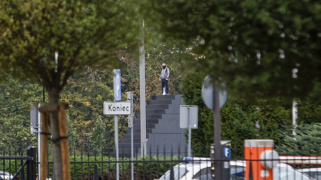 Mu ve Varav vylezl na pomnk vnovan obtem leteck katastrofy z dubna 2010 a hrozil, e se sm vyhod do povt. Policie uzavela st centra. (14. jna 2023)