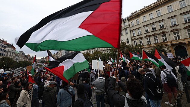 Demonstrace kritizující odvetné kroky Izraele v Pásmu Gazy po útocích ozbrojenců z radikálního hnutí Hamás, se koná na pražském Václavském náměstí, hlídají ji desítky policistů. (15. října 2023)