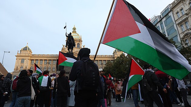 Demonstrace kritizující odvetné kroky Izraele v Pásmu Gazy po útocích ozbrojenců z radikálního hnutí Hamás, se konala na pražském Václavském náměstí, hlídaly ji desítky policistů. (15. října 2023)